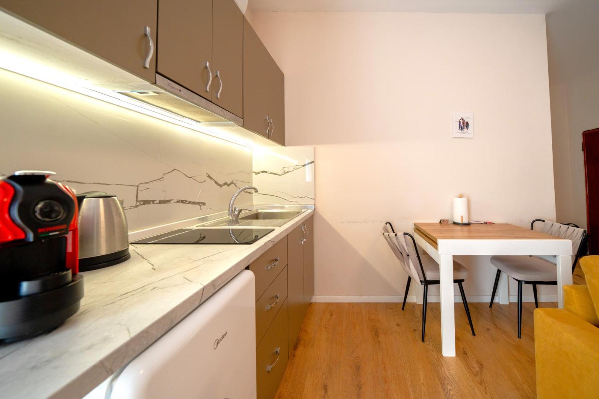 Colorful Comfy Condo Central ティラナ エクステリア 写真
