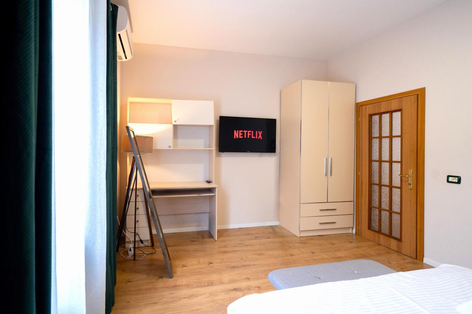 Colorful Comfy Condo Central ティラナ エクステリア 写真