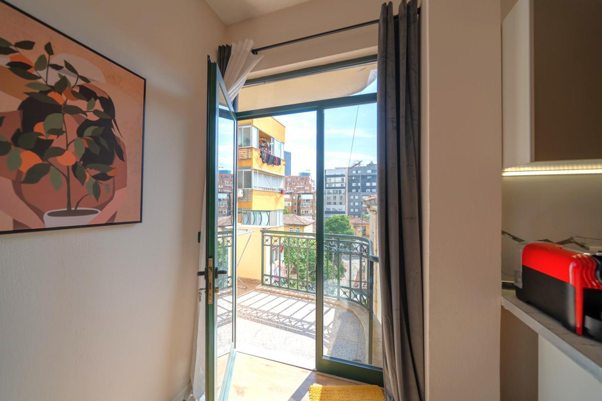 Colorful Comfy Condo Central ティラナ エクステリア 写真